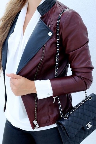 С чем носить черную стеганую сумку в 30 лет женщине в прохладную погоду: Темно-красная кожаная косуха и черная стеганая сумка — стильный выбор барышень, которые никогда не могут усидеть на месте.