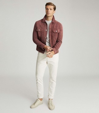С чем носить белый свитер с круглым вырезом в 30 лет мужчине весна: Белый свитер с круглым вырезом и белые джинсы позволят создать гармоничный и стильный лук. Вкупе с этим ансамблем чудесно смотрятся бежевые кожаные низкие кеды. Держи подобное сочетание в голове для того времени, когда холодная пора сменяется в весенне-осенний период.