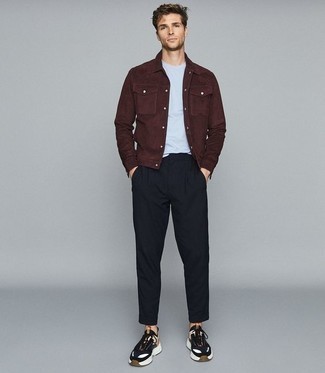 Какие брюки носить с темно-красной курткой мужчине: Темно-красная куртка и брюки — отличный вариант для создания мужского ансамбля в стиле business casual. Идеально сюда подходят черно-белые кроссовки.