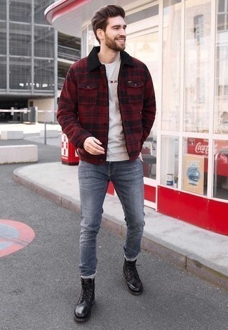 Модный лук: темно-красная куртка-рубашка в шотландскую клетку, серая футболка с круглым вырезом с принтом, серые джинсы, черные кожаные повседневные ботинки