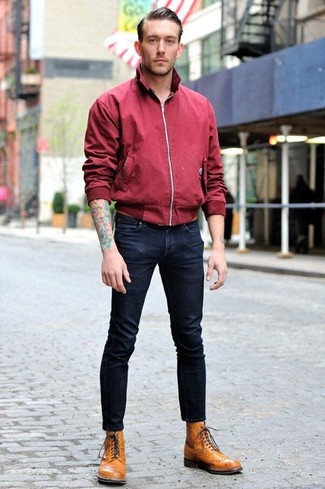 С чем носить темно-красную куртку харрингтон в 30 лет: В темно-красной куртке харрингтон и темно-синих зауженных джинсах можно пойти на встречу в непринужденной атмосфере или провести выходной, когда в планах поход в кино или суши-бар. Если ты предпочитаешь смелые настроения в своих ансамблях, закончи этот светло-коричневыми кожаными ботинками броги.