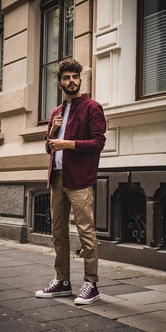 С чем носить темно-красную рубашку с длинным рукавом в 30 лет мужчине лето: Темно-красная рубашка с длинным рукавом и светло-коричневые брюки чинос — must have вещи в гардеробе джентльменов с превосходным чувством стиля. Чтобы ансамбль не получился слишком зализанным, можешь завершить его темно-пурпурными высокими кедами из плотной ткани. Такой лук дарит комфорт в знойную погоду и уверенность в том, что ты выглядишь образцово-показательно.