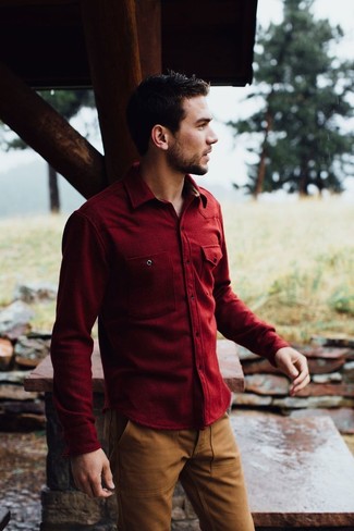Какие брюки чинос носить с красной рубашкой с длинным рукавом в теплую погоду: Если ты любишь одеваться стильно, и при этом чувствовать себя комфортно и уверенно, стоит попробовать это сочетание красной рубашки с длинным рукавом и брюк чинос.