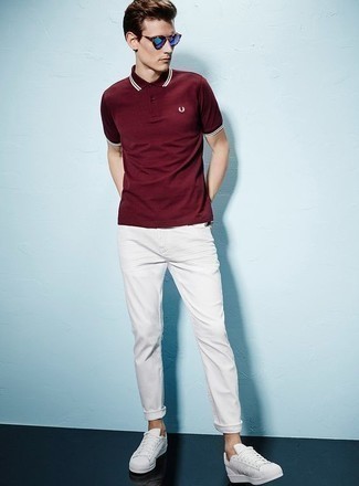 Какие джинсы носить с красной футболкой-поло в 20 лет мужчине: Красная футболка-поло в сочетании с джинсами — замечательный вариант для воплощения мужского лука в стиле элегантной повседневности. Белые низкие кеды из плотной ткани станут превосходным дополнением к твоему образу.