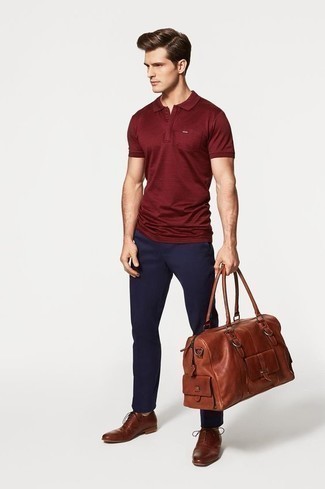 Модный лук: темно-красная футболка-поло, темно-синие брюки чинос, коричневые кожаные оксфорды, табачная кожаная дорожная сумка