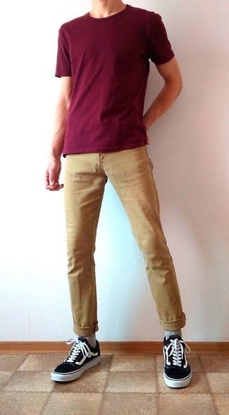 Как носить джинсы с низкими кедами мужчине в жару: Дуэт темно-красной футболки с круглым вырезом и джинсов выглядит круто и современно. Весьма уместно здесь будут выглядеть низкие кеды.