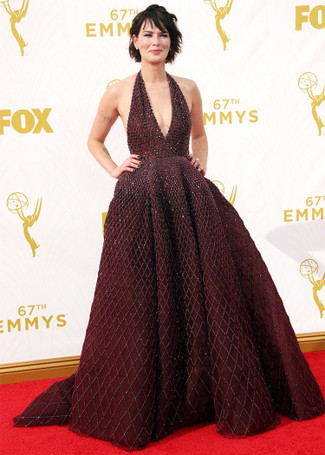 Как Lena Heady носит Темно-красное вечернее платье из бисера