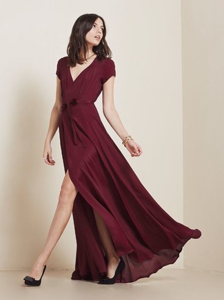 Модный лук: темно-красное вечернее платье, черные замшевые туфли, золотой браслет