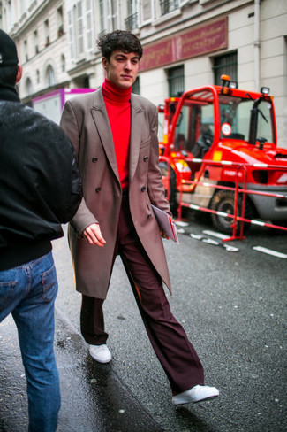 Какие длинные пальто носить с темно-красными брюками чинос в 30 лет в холод: Длинное пальто и темно-красные брюки чинос — хороший выбор для создания мужского лука в стиле элегантной повседневности. В сочетании с белыми кожаными низкими кедами весь ансамбль смотрится очень живо.