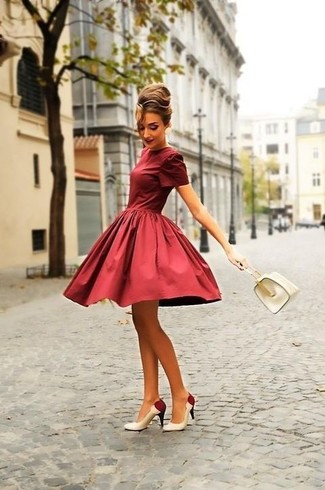С чем носить бело-красную обувь в 30 лет в жару: Темно-красное платье с пышной юбкой — великолепный выбор для светского мероприятия. Бело-красные кожаные туфли идеально дополнят этот образ.