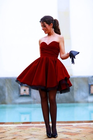 С чем носить темно-красное бархатное платье с пышной юбкой в теплую погоду: Темно-красное бархатное платье с пышной юбкой — хороший выбор для светского мероприятия. Что до обуви, можно завершить наряд черными кожаными туфлями.