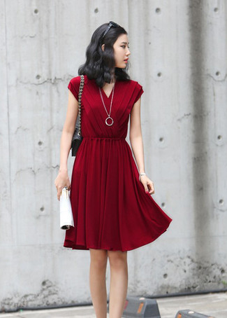 С чем носить подвеску в теплую погоду: Темно-красное повседневное платье со складками и подвеска — отличное решение для барышень, которые всегда в движении.