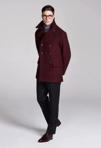 С чем носить темно-красное пальто мужчине в деловом стиле: Темно-красное пальто в паре с темно-серыми классическими брюками поможет составить эффектный мужской лук. Не прочь сделать образ немного элегантнее? Тогда в качестве дополнения к этому луку, обрати внимание на темно-красные кожаные монки с двумя ремешками.
