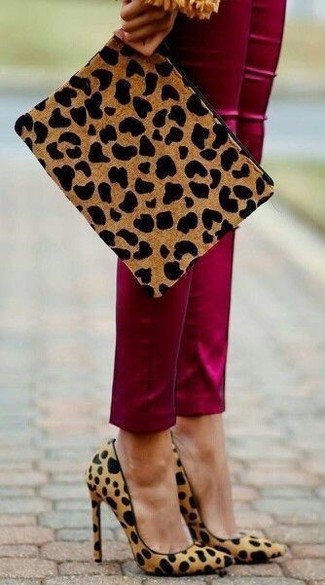 С чем носить темно-красные узкие брюки в холод: Подруги вне всякого сомнения оценят твое чувство стиля, если увидят тебя в темно-красных узких брюках. Пара светло-коричневых замшевых туфель с леопардовым принтом свяжет образ воедино.