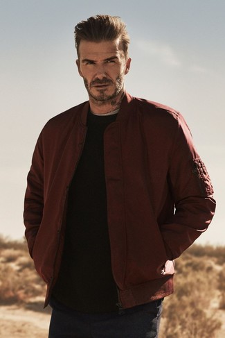 Как David Beckham носит Темно-красный бомбер, Черный свитер с круглым вырезом, Серая футболка с круглым вырезом, Темно-синие брюки чинос