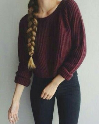 С чем носить темно-красный короткий свитер в теплую погоду: Темно-красный короткий свитер и черные леггинсы — отличная формула для воплощения стильного и незамысловатого образа.