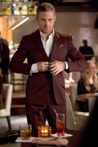 Как Ryan Gosling носит Темно-красный костюм, Белая классическая рубашка, Золотой шелковый нагрудный платок