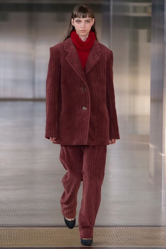 С чем носить темно-красный пиджак женщине осень в деловом стиле: Сочетание темно-красного пиджака и темно-красных вельветовых широких брюк — превосходный пример вольного офисного стиля. В этот образ очень просто интегрировать пару черных замшевых туфель. Интересный и модный ансамбль — это то, что нам нужно в тоскливую осеннюю погоду.