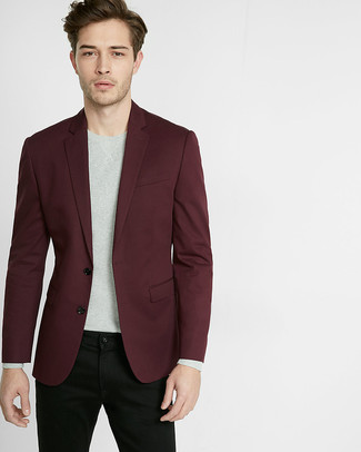 Модный лук: темно-красный пиджак, серый свитер с круглым вырезом, черные джинсы