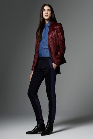 С чем носить темно-синюю рубашку в 20 лет женщине: Темно-синяя рубашка и черные узкие брюки — вариант, который будет непременно притягивать взгляды мужчин. Черные кожаные ботинки челси выигрышно впишутся в образ.
