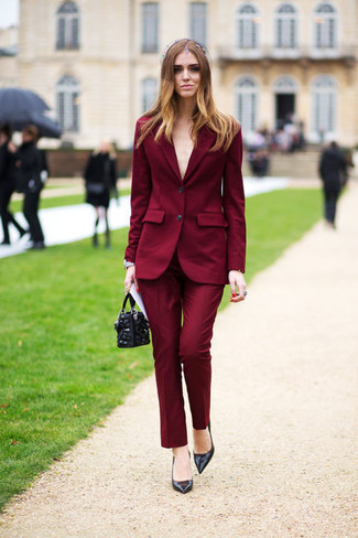 С чем носить классические брюки женщине в деловом стиле: Сочетание темно-красного пиджака и классических брюк — великолепный пример модного офисного стиля. Черные кожаные туфли великолепно впишутся в образ.