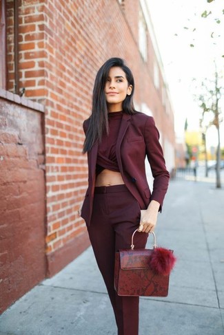 С чем носить темно-красные классические брюки женщине в стиле смарт-кэжуал: Комбо из темно-красного пиджака и темно-красных классических брюк — чудесный пример непринужденного офисного стиля.