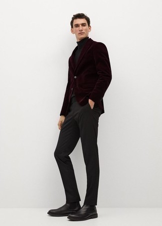 С чем носить темно-красный бархатный пиджак мужчине: Темно-красный бархатный пиджак и черные брюки чинос — вариант, который будет непременно притягивать женские взгляды. Не прочь добавить сюда немного утонченности? Тогда в качестве обуви к этому ансамблю, обрати внимание на черные кожаные ботинки челси.