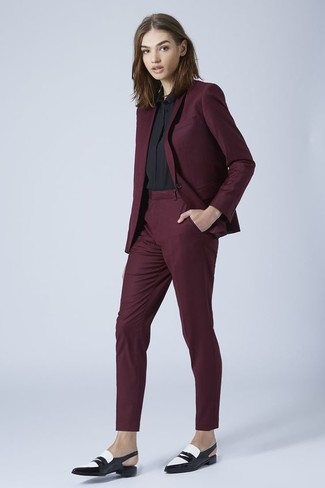 С чем носить темно-красный пиджак женщине: Темно-красный пиджак и темно-красные классические брюки будут выигрышно смотреться в модном гардеробе самых привередливых красоток. Черно-белые кожаные лоферы становятся отличным завершением твоего образа.