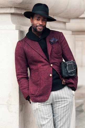 С чем носить темно-красный пиджак мужчине в деловом стиле: Для создания изысканного мужского вечернего ансамбля прекрасно подойдет темно-красный пиджак и серые классические брюки в вертикальную полоску.