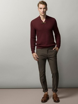 С чем носить темно-красный свитер с v-образным вырезом в 20 лет мужчине осень: Темно-красный свитер с v-образным вырезом и темно-коричневые брюки чинос — неотъемлемые элементы в арсенале любителей расслабленного стиля. Теперь почему бы не добавить в повседневный лук чуточку стильной строгости с помощью коричневых кожаных монок с двумя ремешками? Нечего и говорить, подобное сочетание станет отличным вариантом в ясный осенний день.