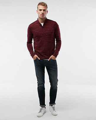 Модный лук: темно-красный свитер с воротником на молнии, белая футболка с круглым вырезом, темно-синие джинсы, белые кожаные низкие кеды