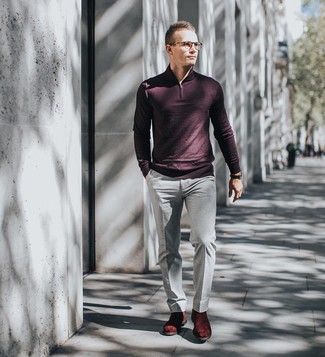 С чем носить красные замшевые ботинки челси мужчине в деловом стиле: Темно-красный свитер с воротником на молнии в паре с серыми классическими брюками — превосходный пример строгого делового стиля. Отлично здесь смотрятся красные замшевые ботинки челси.