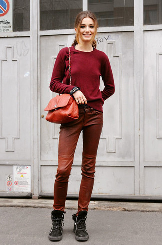 Модный лук: темно-красный свитер с круглым вырезом, коричневые кожаные узкие брюки, черные замшевые ботинки на шнуровке, красная кожаная сумка через плечо