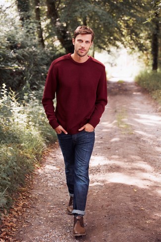 С чем носить красный свитер с круглым вырезом мужчине: Красный свитер с круглым вырезом в паре с темно-синими джинсами — прекрасная идея для воплощения мужского лука в стиле элегантной повседневности. Коричневые кожаные ботинки дезерты — отличный выбор, чтобы закончить ансамбль.