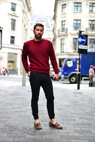 Какие зауженные джинсы носить с темно-красным свитером с круглым вырезом мужчине в теплую погоду: Темно-красный свитер с круглым вырезом в паре с зауженными джинсами позволит выразить твой личный стиль и выделиться из серой массы. Дополнив ансамбль коричневыми кожаными лоферами с кисточками, ты привнесешь в него нотки мужественной элегантности.