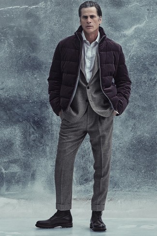 С чем носить куртку-пуховик мужчине в деловом стиле: Куртка-пуховик и серый шерстяной костюм в шотландскую клетку — олицетворение элегантного стиля. Такой лук легко адаптировать к повседневным делам, если завершить его черными кожаными повседневными ботинками.
