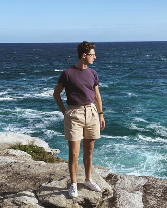 Какие брюки чинос носить с белыми низкими кедами в жару в стиле кэжуал: Темно-пурпурная футболка с круглым вырезом и брюки чинос — идеальный вариант, если ты ищешь лёгкий, но в то же время стильный мужской образ. В паре с этим образом наиболее удачно выглядят белые низкие кеды.