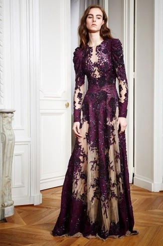 Мода для 20-летних девушек в деловом стиле: Для воплощения изысканного вечернего ансамбля отлично подойдет темно-пурпурное вечернее платье с пайетками.