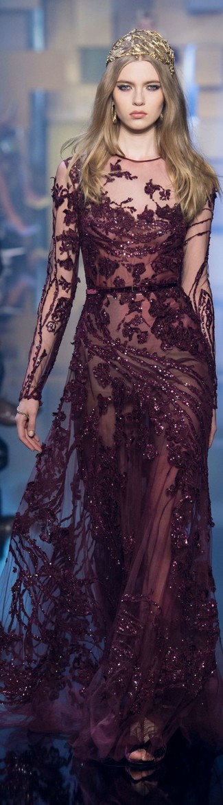 С чем носить золотой ободок/повязка в деловом стиле: Примерь на себя сочетание темно-пурпурного вечернего платья с пайетками и золотого ободка/повязка, и ты получишь стильный непринужденный лук, который подойдет на каждый день.