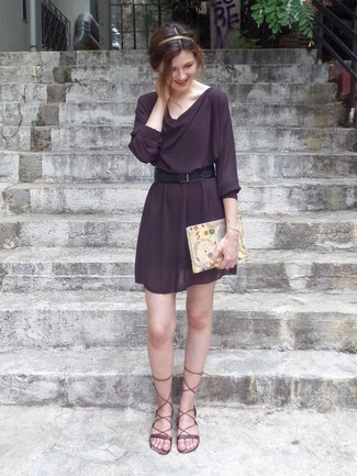 С чем носить ободок/повязка в жару: Темно-пурпурное коктейльное платье и ободок/повязка — хорошая формула для создания модного и функционального образа. Вкупе с этим образом выгодно смотрятся коричневые кожаные гладиаторы.