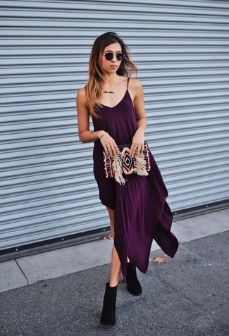 С чем носить темно-пурпурное платье-комбинацию: Темно-пурпурное платье-комбинация — хороший выбор, если ты хочешь создать расслабленный, но в то же время модный ансамбль. Очень по моде здесь смотрятся черные замшевые ботильоны.