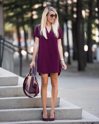 С чем носить темно-пурпурные замшевые туфли: Темно-пурпурное платье прямого кроя — отличный наряд для встречи в ресторане. В качестве обуви здесь подойдут темно-пурпурные замшевые туфли.