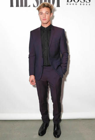 С чем носить фиолетовый костюм в 20 лет: Фиолетовый костюм и черная классическая рубашка — это один из тех мужских образов, от которого у противоположного пола просто перехватывает дыхание. В сочетании с этим луком выгодно выглядят черные кожаные оксфорды.