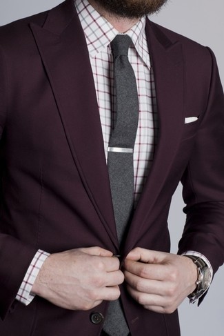 С чем носить фиолетовый пиджак мужчине в теплую погоду в стиле смарт-кэжуал: Если ты принадлежишь к той категории джентльменов, которые любят выглядеть стильно, тебе придется по вкусу тандем фиолетового пиджака и бело-красной классической рубашки в клетку.
