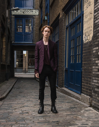 С чем носить темно-пурпурный пиджак мужчине: Если ты приписываешь себя к той редкой категории джентльменов, неплохо разбирающихся в том, что стильно, а что нет, тебе понравится дуэт темно-пурпурного пиджака и черных брюк чинос. Вкупе с этим образом органично выглядят черные кожаные повседневные ботинки.