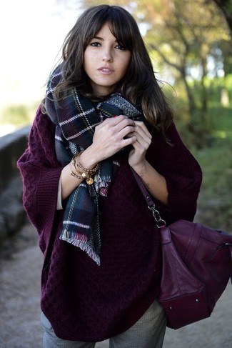 С чем носить шарф в шотландскую клетку женщине: Если в одежде ты делаешь ставку на комфорт и функциональность, темно-пурпурный вязаный свободный свитер и шарф в шотландскую клетку — прекрасный выбор для расслабленного ансамбля на каждый день.