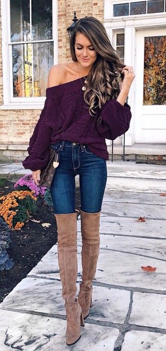 С чем носить светло-коричневые замшевые ботфорты осень: Темно-пурпурный вязаный свободный свитер и синие джинсы скинни — прекрасное решение для дам, которые всегда в движении. Думаешь привнести сюда толику классики? Тогда в качестве обуви к этому ансамблю, обрати внимание на светло-коричневые замшевые ботфорты. Если хочешь выглядеть по-осеннему эффектно и стильно, тебе обязательно нужно взять этот наряд на вооружение.