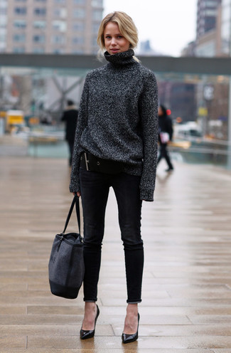 Как носить черные кожаные туфли с черными джинсами скинни осень: Темно-серая шерстяная водолазка и черные джинсы скинни — отличный вариант, если ты ищешь лёгкий, но в то же время стильный образ. Пара черных кожаных туфель очень органично интегрируется в этот лук. Вне всякого сомнения, подобное сочетание вещей будет выглядеть прекрасно в погожий осенний денек.