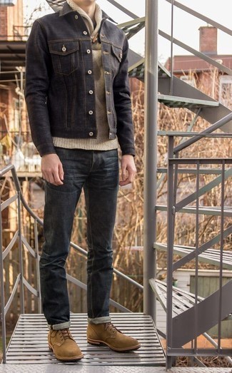 С чем носить серую джинсовую куртку мужчине: Серая джинсовая куртка в сочетании с темно-серыми джинсами позволит подчеркнуть твой индивидуальный стиль и выигрышно выделиться из серой массы. В тандеме с светло-коричневыми замшевыми повседневными ботинками такой лук смотрится особенно выгодно.