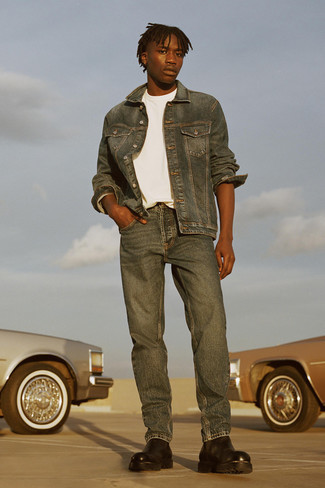 Модный лук: темно-серая джинсовая куртка, белая футболка с круглым вырезом, темно-серые джинсы, темно-коричневые кожаные ботинки челси
